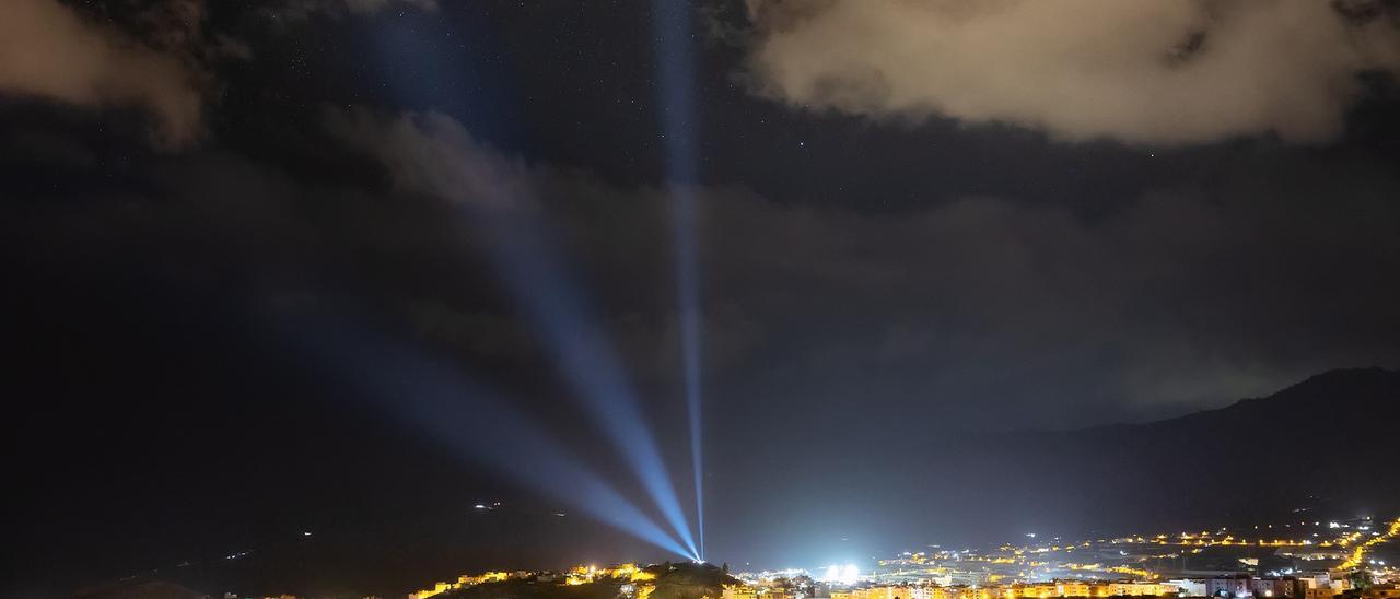 Columnas de luz en Los Llanos de Aridane en recuerdo de Todoque, Las Manchas y La Laguna