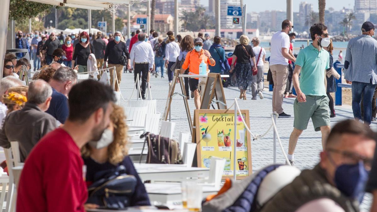 El paseo de la playa del Postiguet 