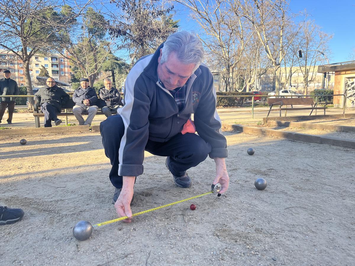 En el parque del Calero de Madrid se juega a la petanca todos los días.