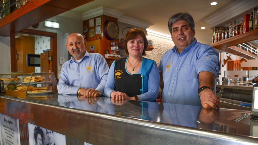 Por la izquierda José Aurelio Rodríguez, Rodica Sipos y Francisco Álvarez, tras la barra del bar.