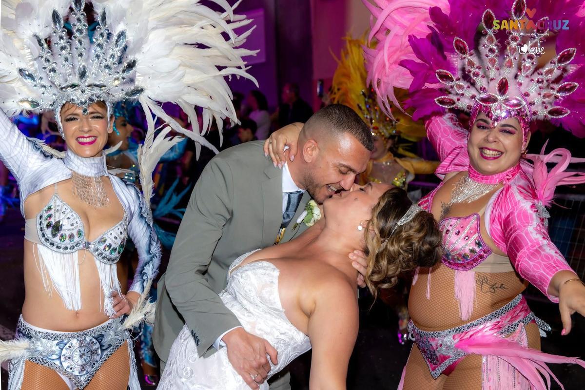 Johnny y Michelle, recién casados y en plena Cabalgata anunciadora.