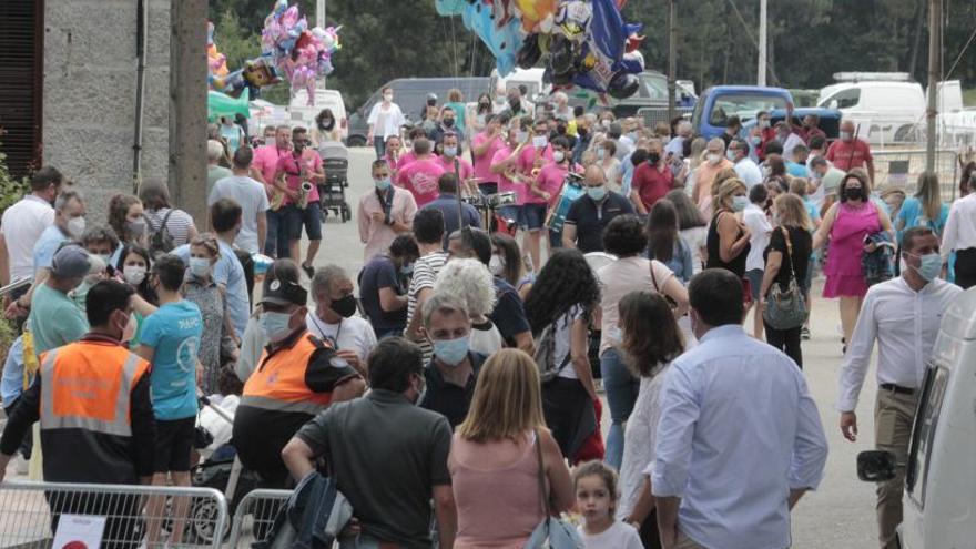 Público en las calles de Moraña.   | // S.A. 