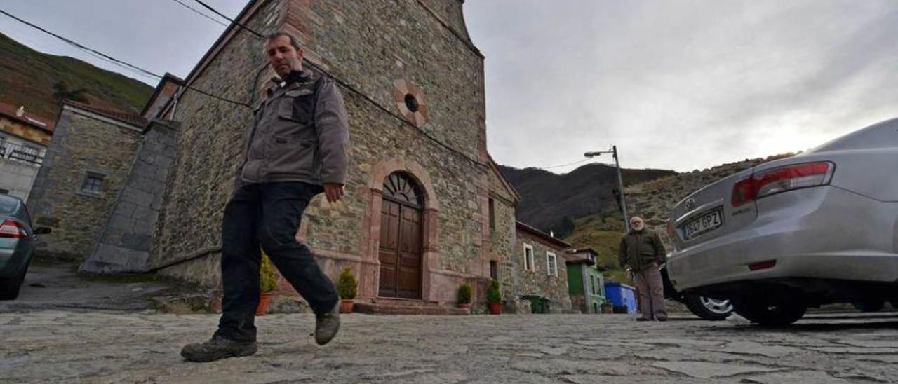 Jesús Pulgar pasea por la plaza, con José Luis Lara al fondo. En el recuadro, Julia Menéndez.