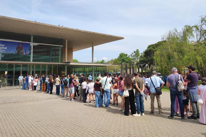 Los aspirantes a la película de Disney aguantan varias horas de colas en el cásting en Salou: "Si nos hacen cantar, mal"