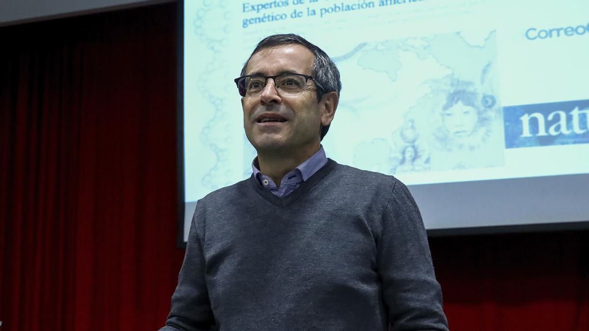 Antonio Salas durante una conferencia