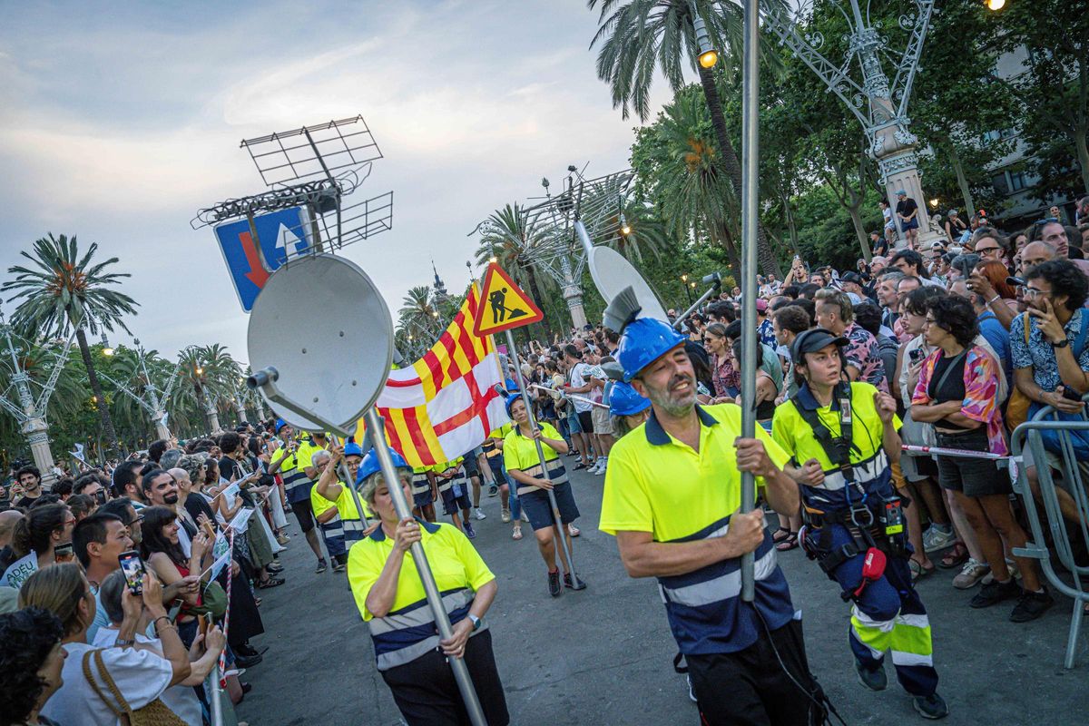 Marc Salicrú desata un espectáculo caótico con más de 300 personas en el Arc de Triomf