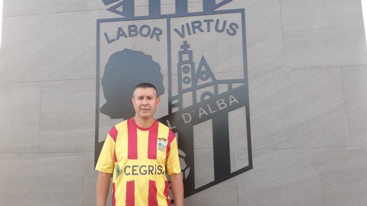 'Torco', delante del escudo de su club.
