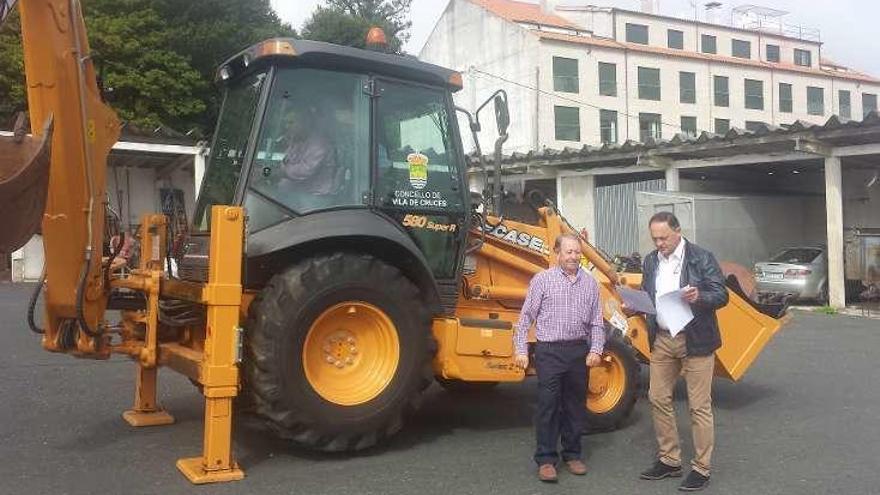 Cruces estrena una retroexcavadora  |  El Concello de Vila de Cruces recibió ayer una retroexcavadora para Medio Ambiente y Vías e Obras. Esta máquina de segunda mano costó 51.304 euros, financiados al 50% entre la Xunta -a través del Fondo de Compensación Ambiental- y la Diputación, mediante el Plan Concellos. La empresa adjudicataria fue Comercial Custodio de Pontevedra.