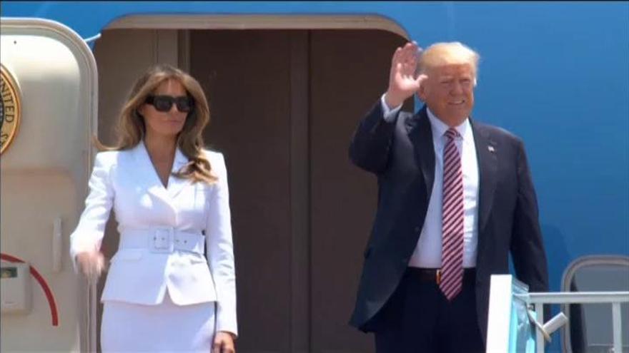 Melania Trump rechaza la mano de su marido a su llegada Tel Aviv