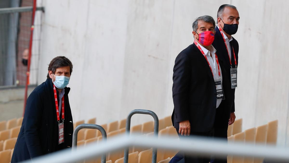 Joan Laporta, acompañado por el vicepresidente Rafa Yuste y, detrás, Mateu Alemany, el director de fútbol.