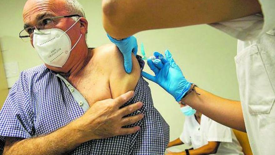 Un hombre recibe la vacuna de 
la gripe. |   
// RAFA ARJONES