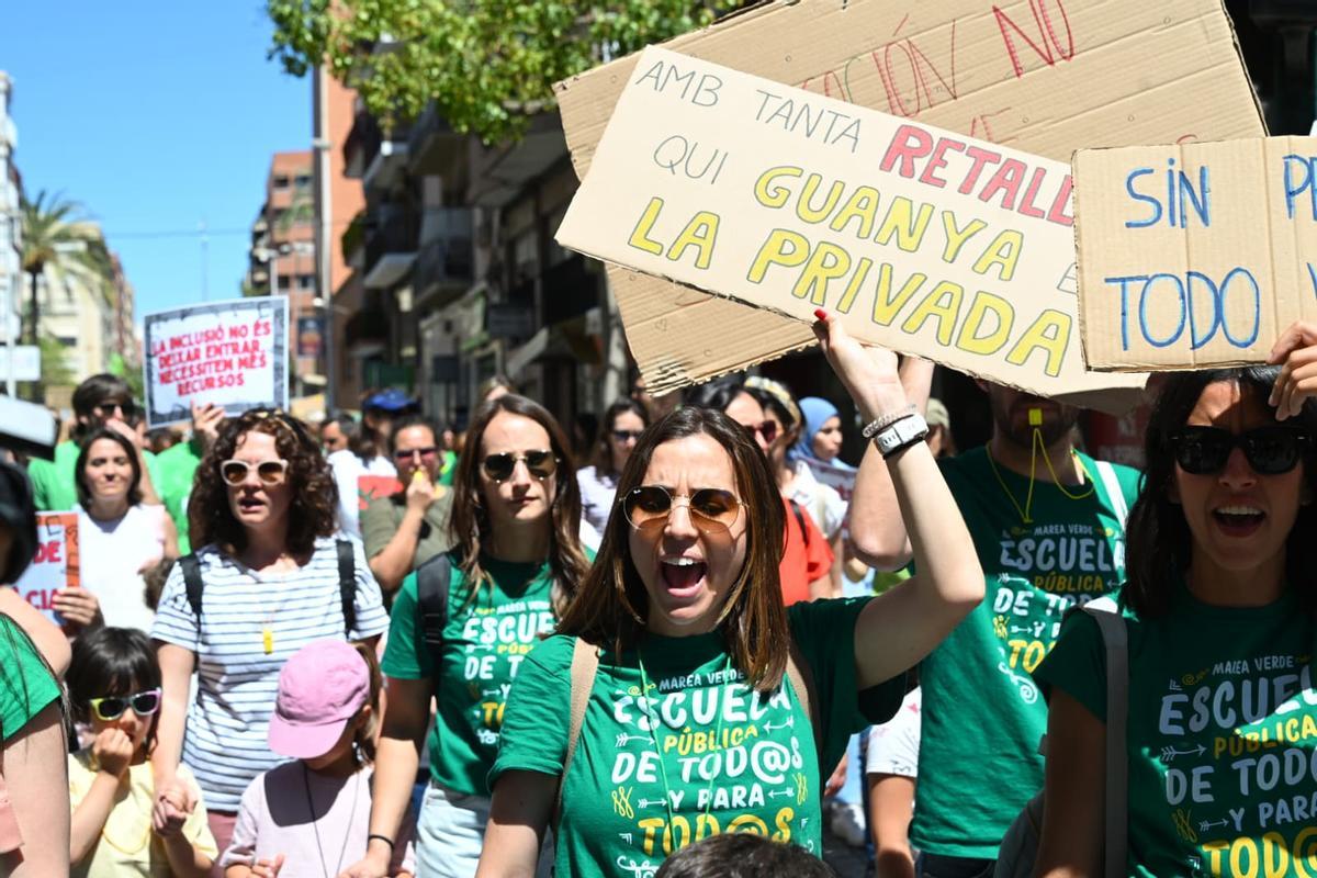 La manifestación de profesores por la huelga educativa llena las calles de Elche