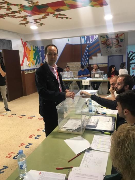 Guillermo Luján (PSPV) vota en Aldaia.