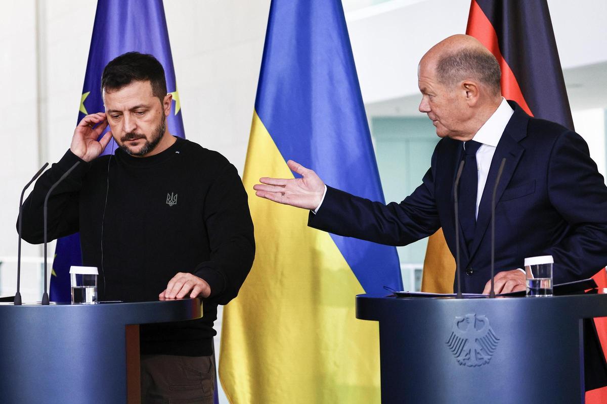 El presidente de Ucrania, Volodímir Zelenski, y el canciller alemán, Olaf Scholz, este viernes en Berlín.