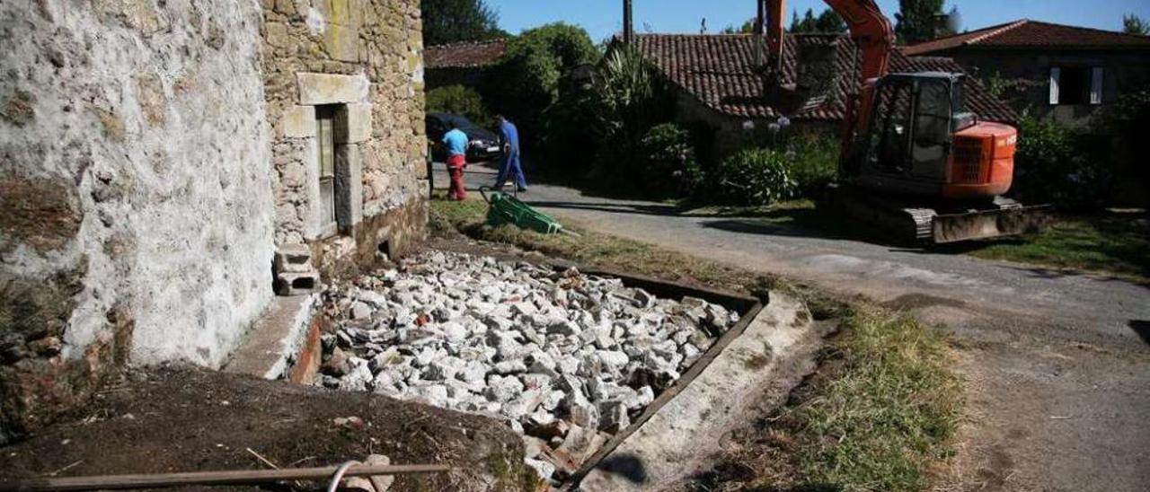 El pozo de purín de Vis se derribó y se cubrió con piedras. // Bernabé/Luismy