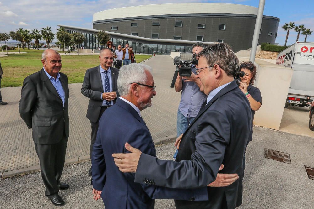 Visita de Puig al Auditorio Internacional de Torrevieja que estrena programación permanente tras seis años infrautilizado