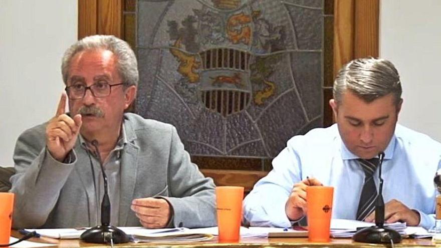 Àngel Garcia, se dirige al pleno municipal sentado a la derecha del alcalde, Virgilio Moreno.