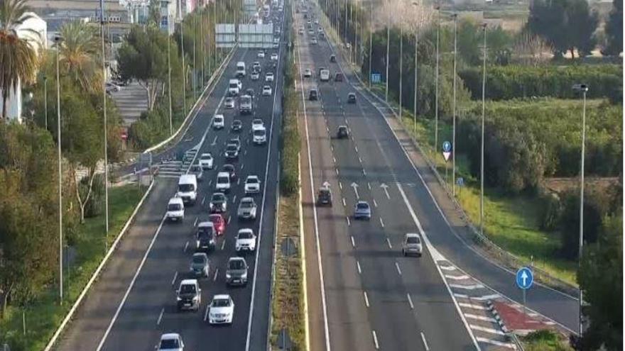 Un accidente en la Pista de Silla provoca dos kilómetros de retenciones  hacia Alicante - Levante-EMV