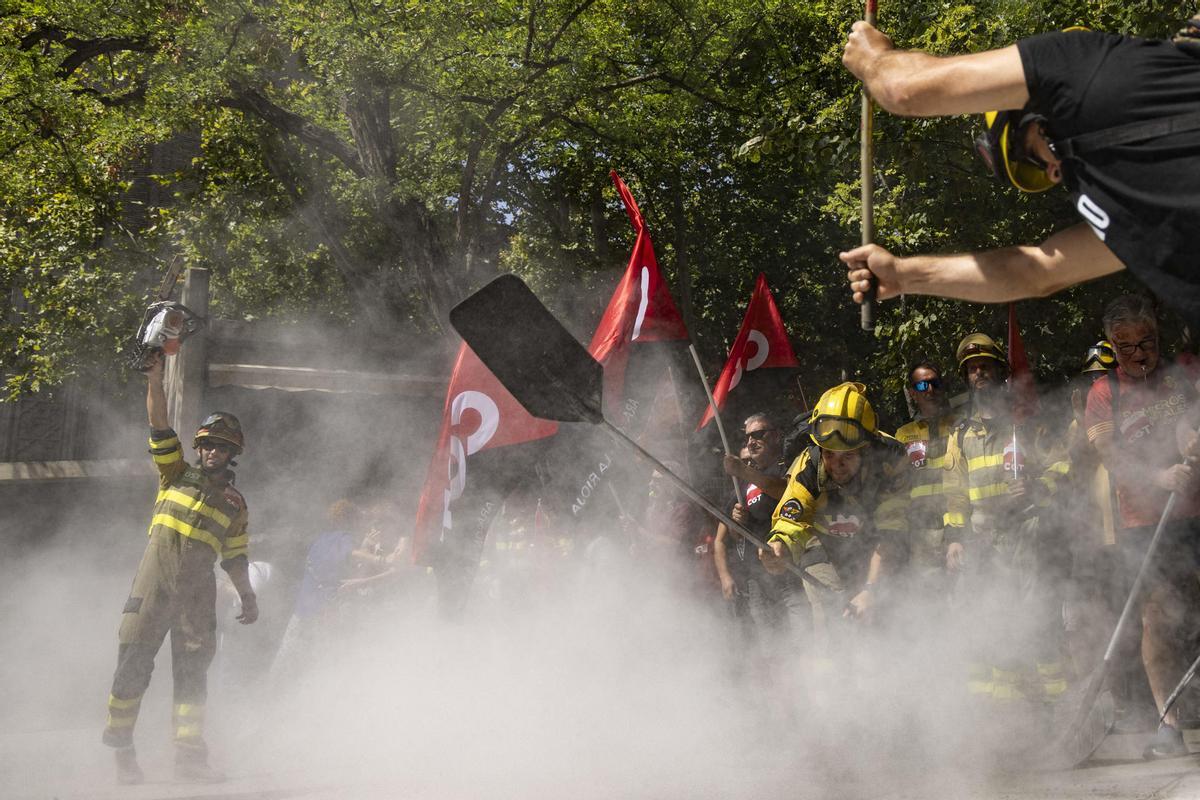 Concentración para reclamar más medios y mejores condiciones laborales para el dispositivo de extinción de incendios forestales de Aragón.