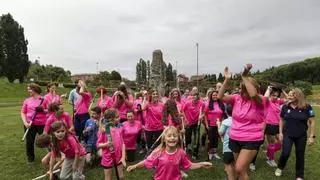 Oviedo tiene madera de hockey hierba: más de 40 jugadoras integran el Trasgu H. C., que entrena en el Parque de Invierno
