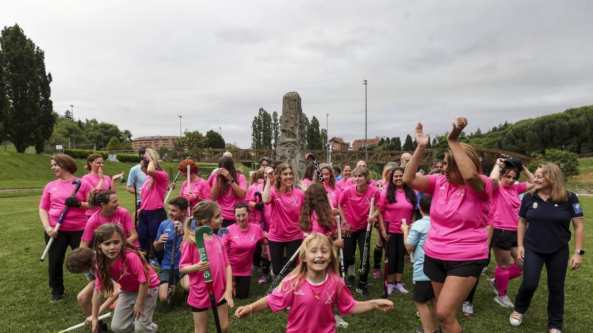 El hockey hierba se abre paso en Oviedo: cuarenta mujeres forman un equipo y piden un espacio para entrenar