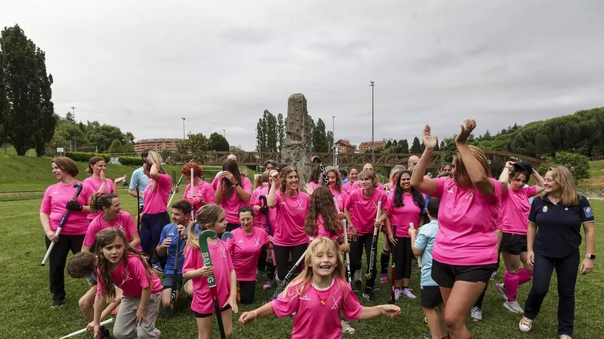 Oviedo tiene madera de hockey hierba: más de 40 jugadoras integran el Trasgu H. C., que entrena en el Parque de Invierno