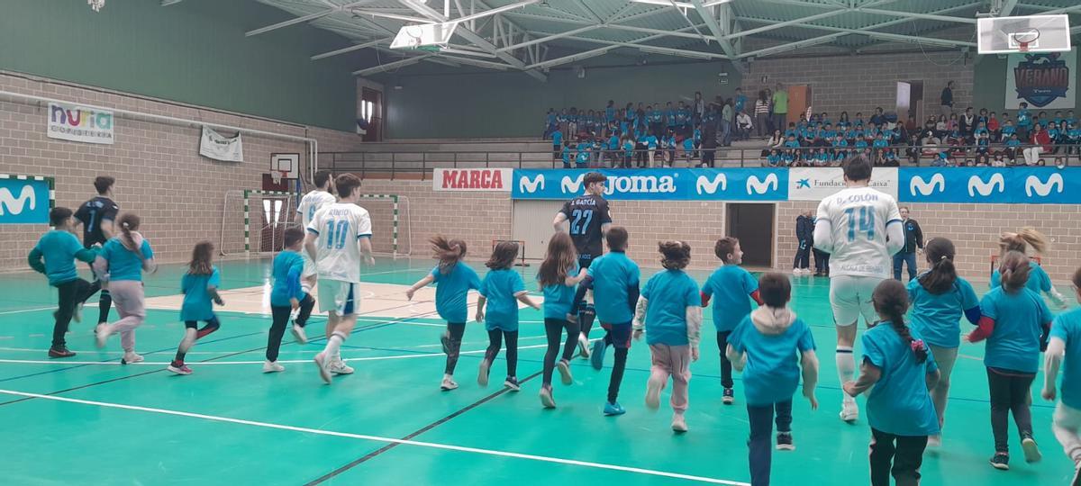 Escolares de Toro disfrutan de una mañana de fútbol sala con los Mega Cracks del Inter Movistar