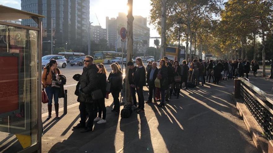 Cua d&#039;usuaris esperant el bus a Barcelona