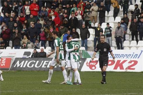 El Córdoba golea al Murcia (5-0)