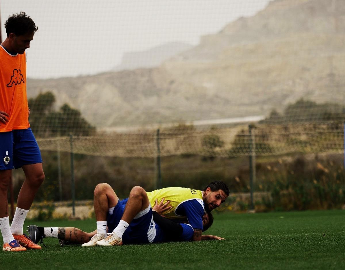 Carlos Mangada, a la izquierda, durante un entrenamiento de esta semana con el Hércules.