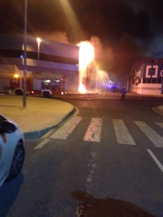 Arde una nave en la calle Fortuny