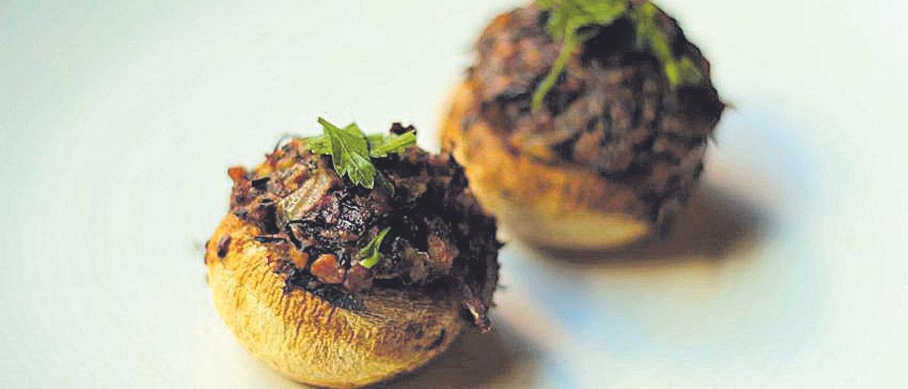 Champiñones rellenos de nueces y arame