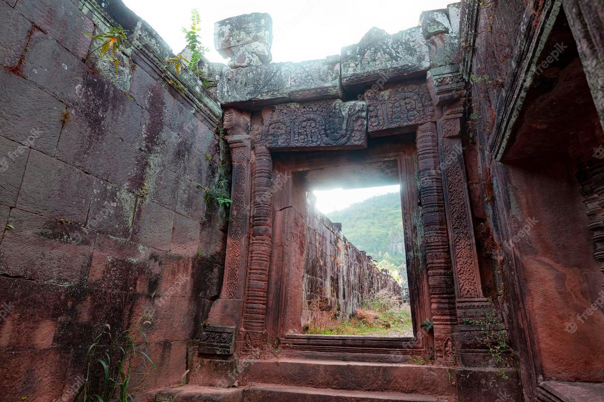 Según el viajero del tiempo, Eno Alaric, los adolescentes hallarán las ruinas de un templo con un portal a otra dimensión.