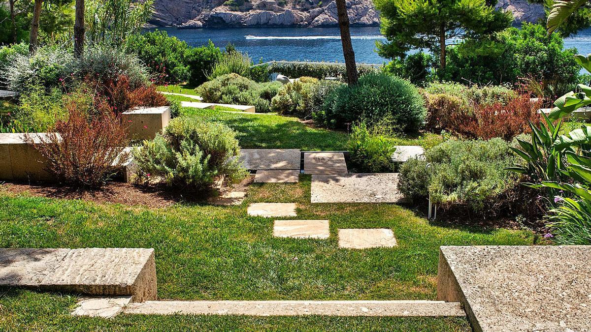 Los jardines mediterráneos consumen menos agua. El exterior creado por Ecodisseny en sa Ferradura. | ECODISSENY