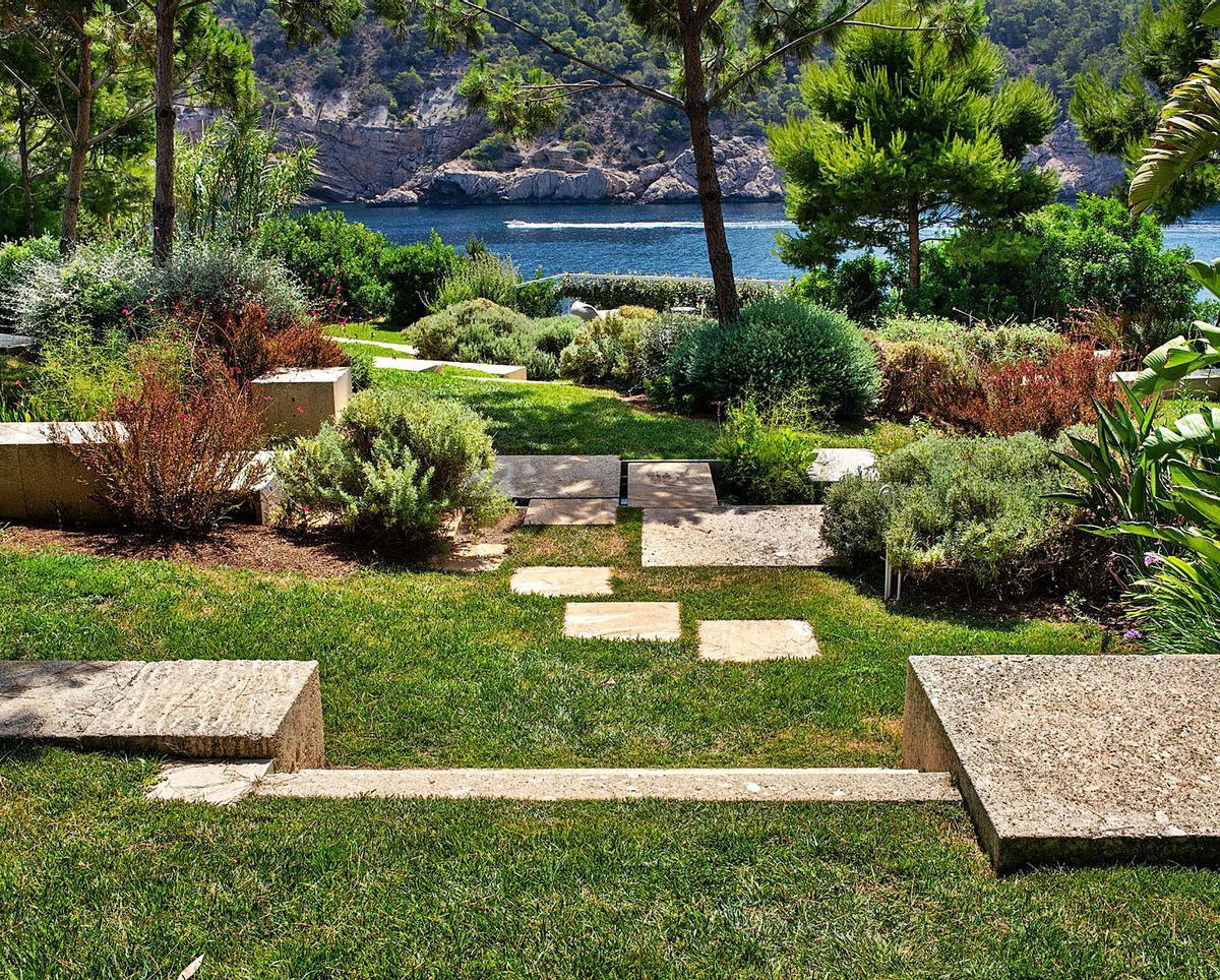 Los jardines mediterráneos consumen menos agua. El exterior creado por Ecodisseny en sa Ferradura. | ECODISSENY