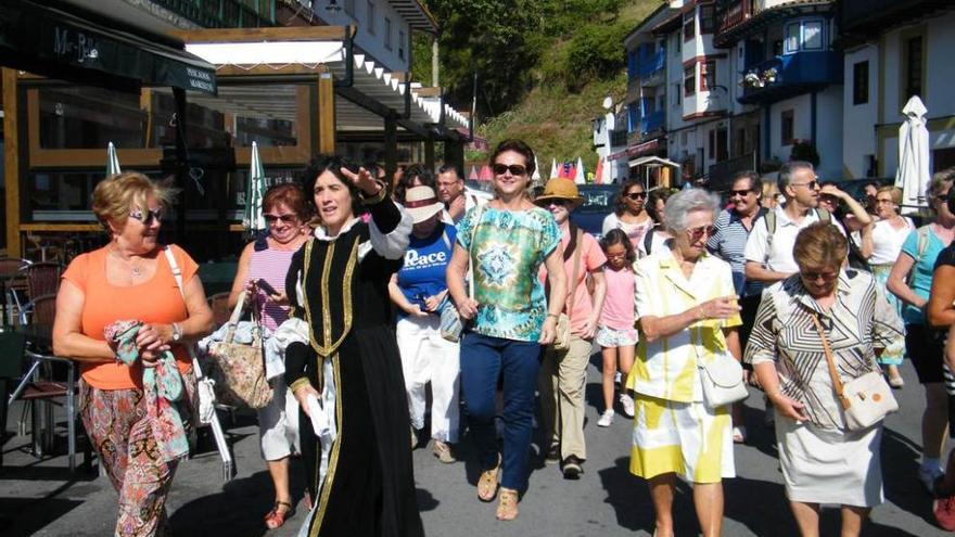 Un grupo de turistas recibe la explicación de la infanta Leonor, hermana de Carlos V, ayer, en Tazones.