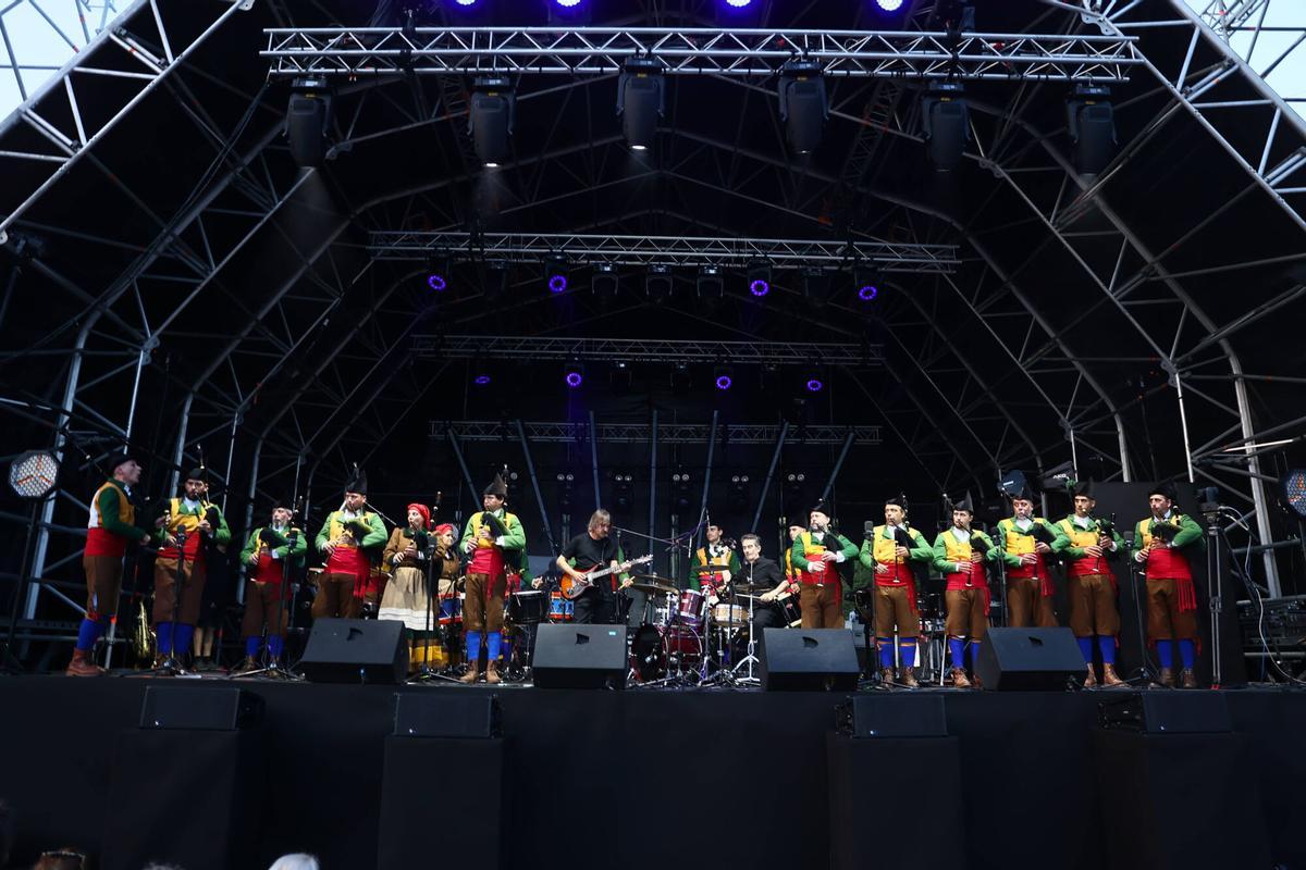 EN IMÁGENES: Concierto de Víctor Manuel por San Xuan en el Pozu Barreo