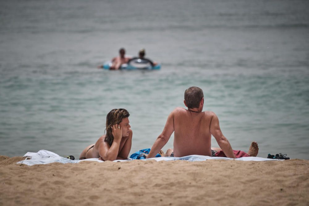 Un baño en la playa, uno de los remedios más utilizados este jueves para combatir el calor.