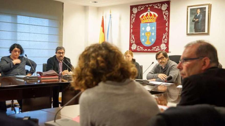 Los ediles del PSOE, en primer término, y el alcalde (al fondo a la derecha) en el pleno de Miño.