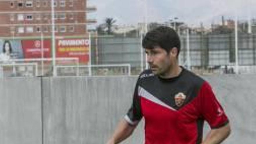 Álex Felip permanece a la espera de una opción atractiva para rescindir