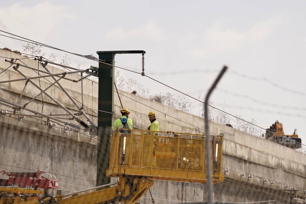 Trabajos en Álora en el deslizamiento de tierra que que mantiene cortada la línea AVE Madrid-Málaga desde el último temporal