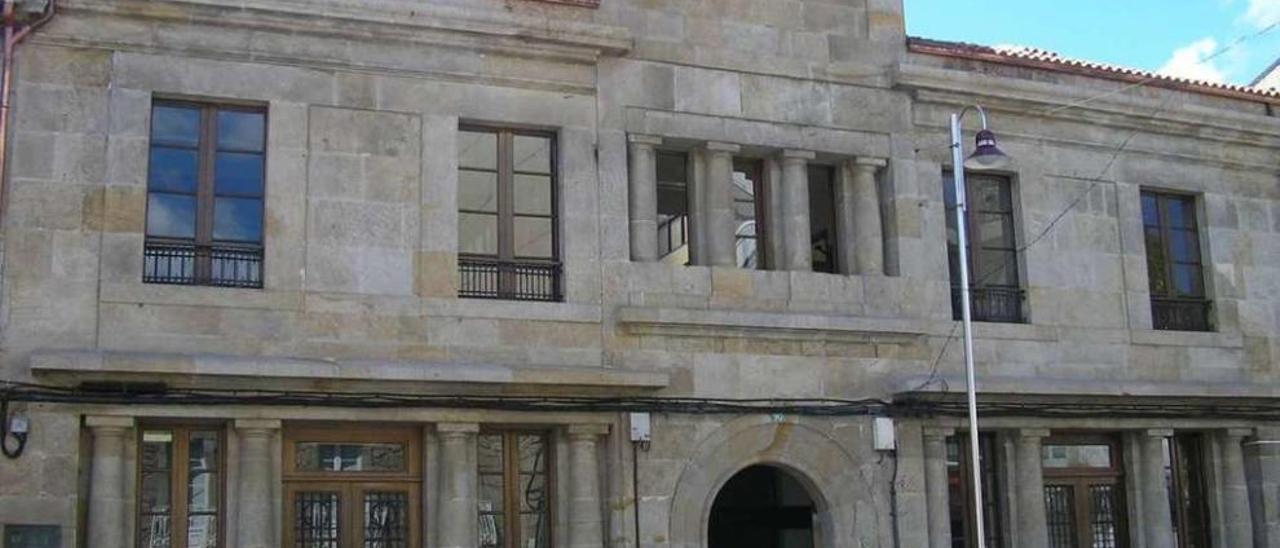 Edificio de la antigua escuela de Silleda, hoy convertida en Casa da Xuventude. // Perfecto Pereiro