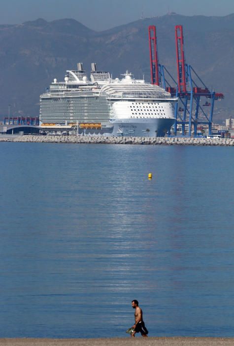 El crucero más grande del mundo, al igual que el Oasis y el Allure of the Seas, visita la capital de la Costa del Sol en una escala de diez horas.