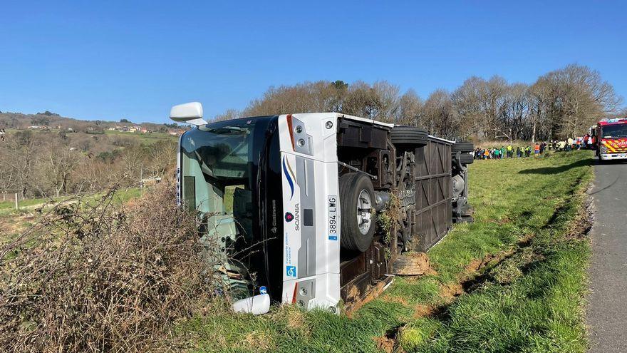 Vuelca un autobús escolar en Pontevedra con 37 niños