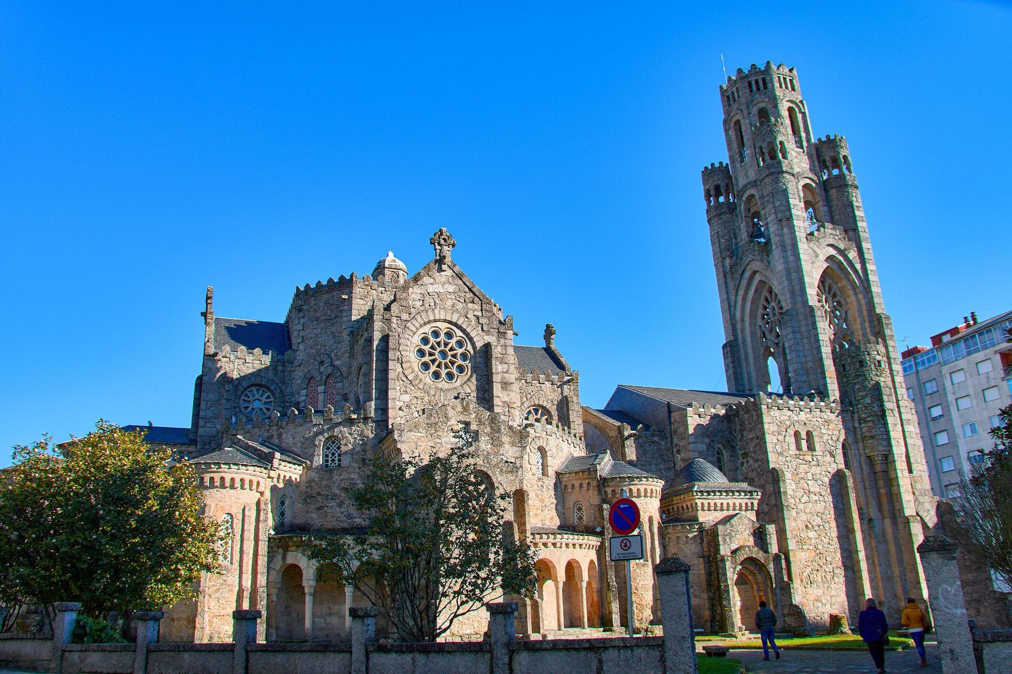 Así de impresionante es este templo ubicado en mitad del centro urbano de un pueblo gallego.