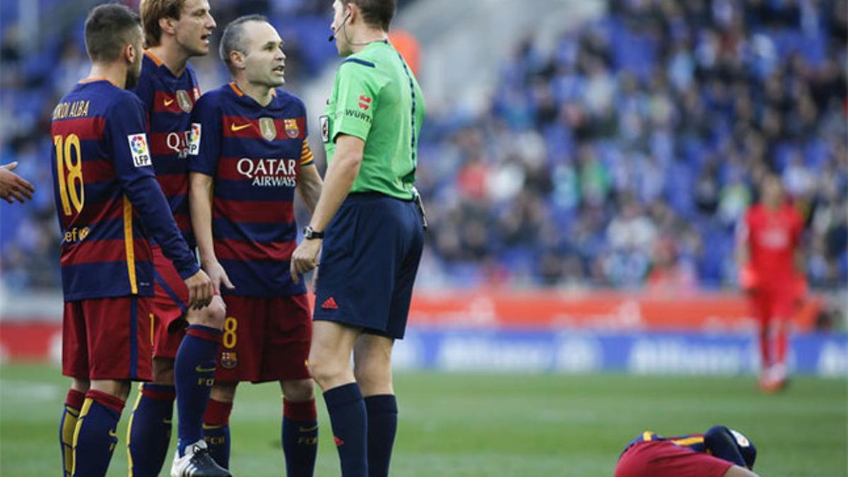 El árbitro desquiició a los jugadores del Barça