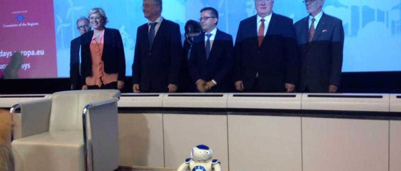 Por la izquierda, Corina Cretu, Markku Markkula, Carlos Moedas y otros asistentes a la presentación de &quot;Nao&quot;.