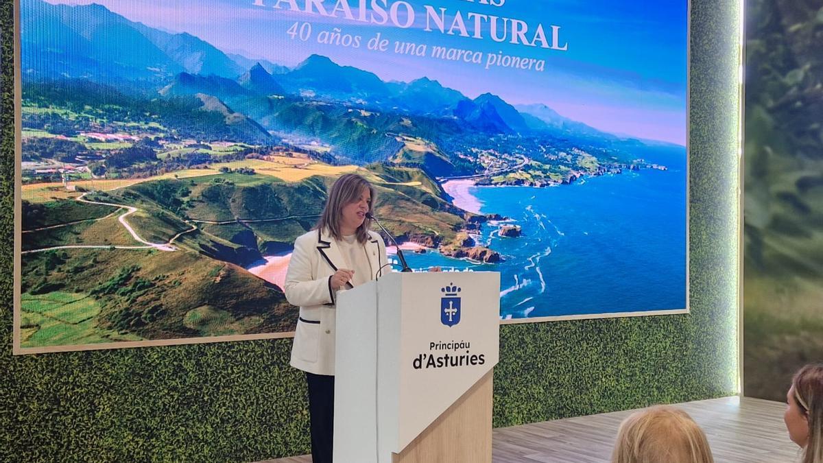 La vicepresidenta del Principado, Gimena Llamedo, durante el acto de presentación del plan de acción del 40 aniversario de la marca Asturias Paraíso Natural, en el pabellón de Asturias en Fitur.