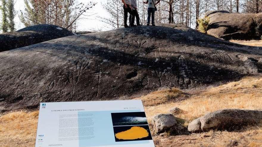 El panel informativo de la Pedra das Procesións, el petroglifo de armas más importante de Europa, en el conjunto de Agua da Laxe.  // José Lores