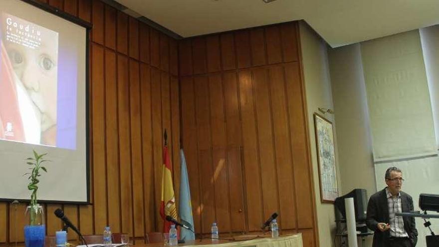 El pediatra Adolfo Gómez durante su ponencia, mostrando el cartel con el lema &quot;Disfruta la lactancia&quot; que se exhibe en el Hospital Universitari Joan XXIII de Tarragona, donde trabaja.